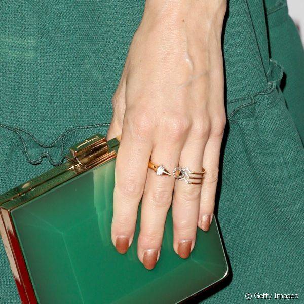 Durante uma premia??o dessa semana a atriz Michelle Monaghan usou esmalte dourado para combinar com acess?rios da mesma cor